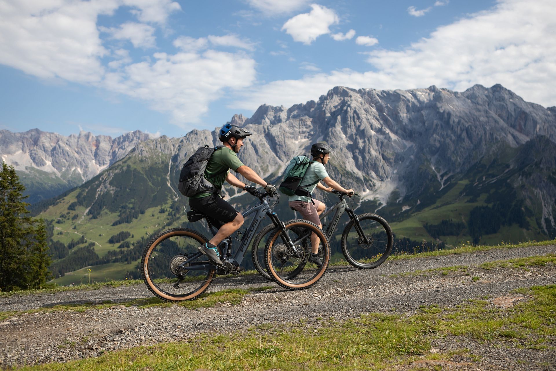 Paar mit E-Bikes vor dem Hochkönig-Panorama