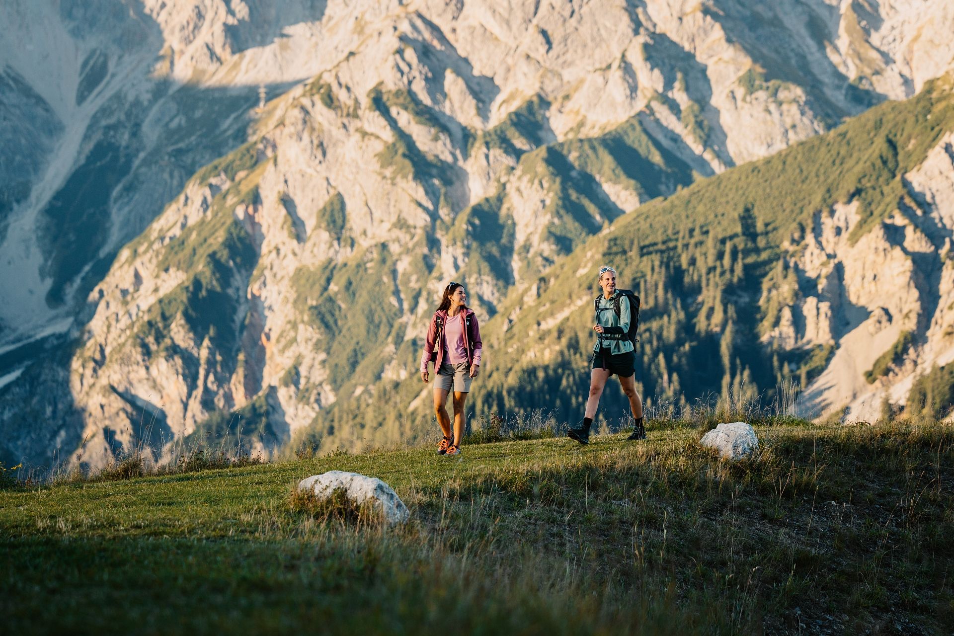 Zwei Wanderinnen vor dem Hochkönigmassiv bei Maria Alm
