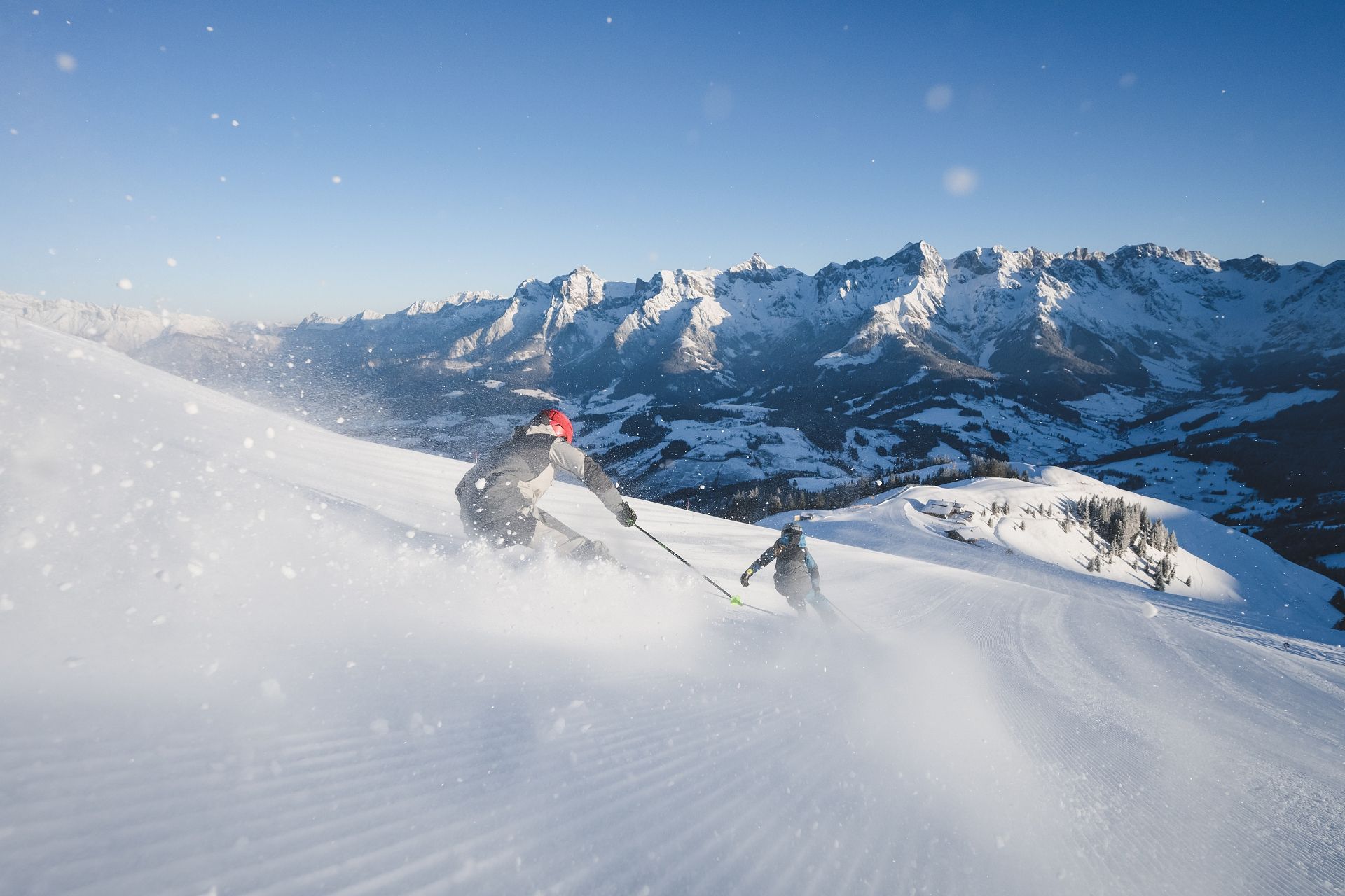 Zwei Skifahrer bei einer Abfahrt in der Region Hochkönig