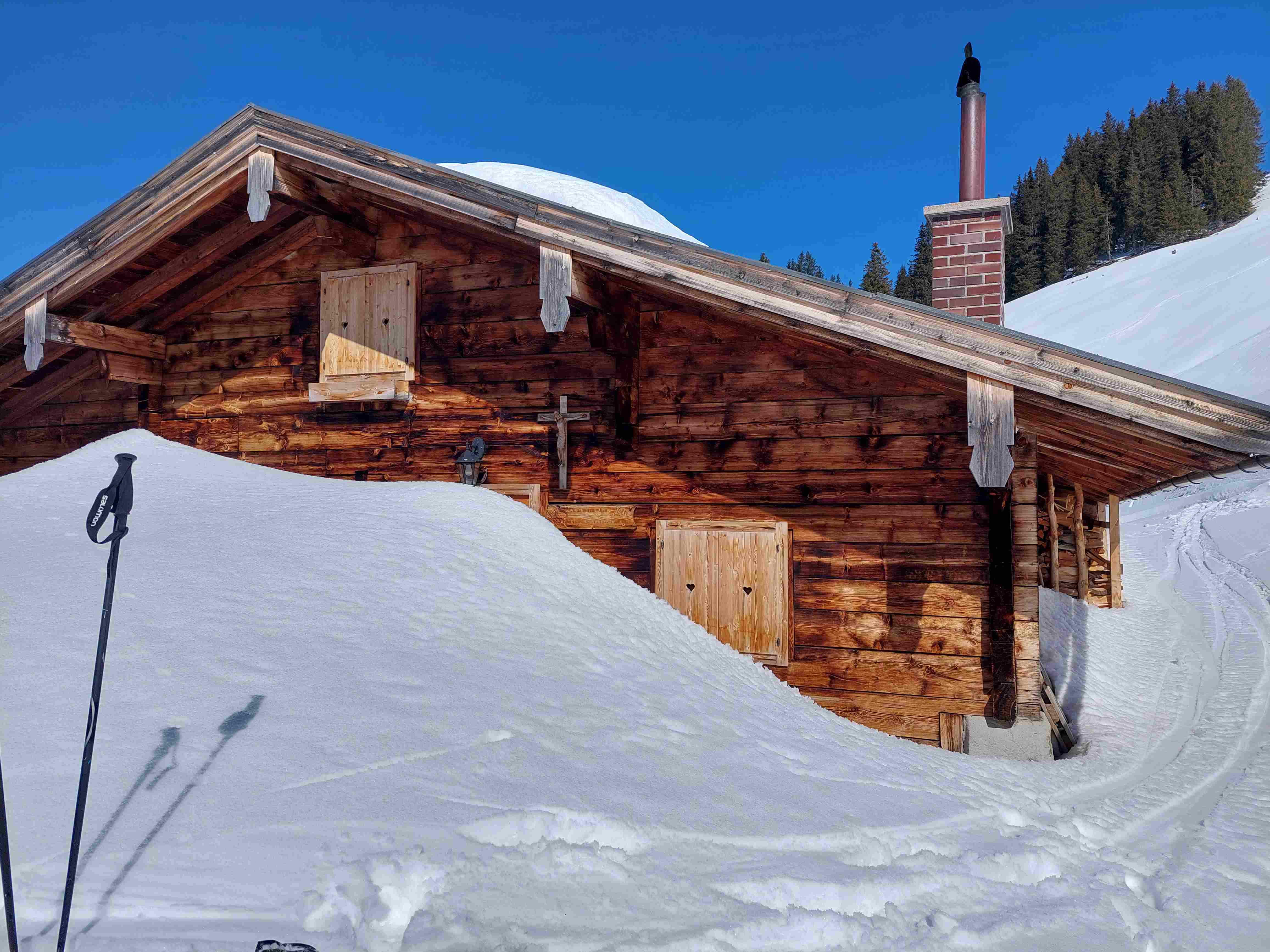 Hatzalm im tief verschneiten Winter