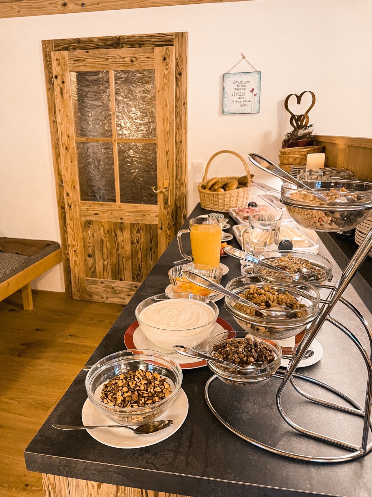 Frühstücksbuffet mit regionalen Produkten am Hatzbauer