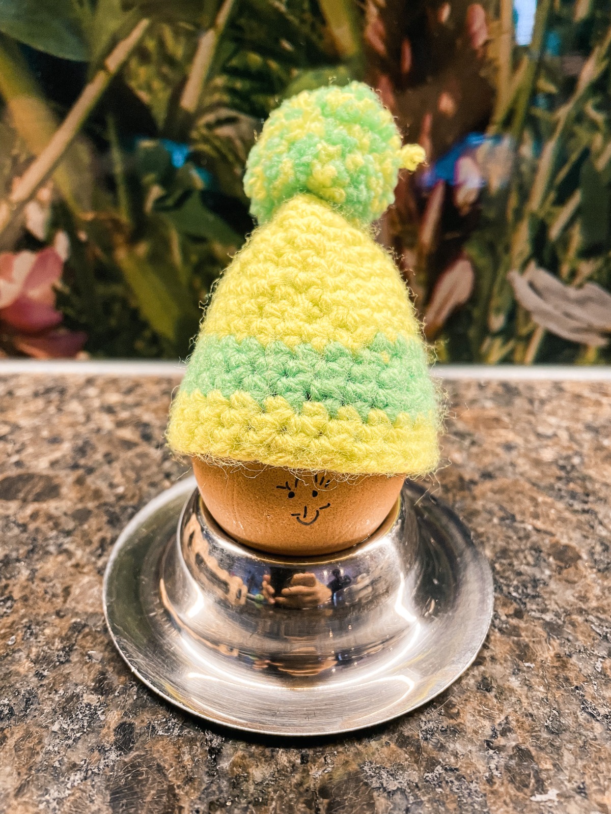 Frühstücksei mit gestrickter Eierhaube