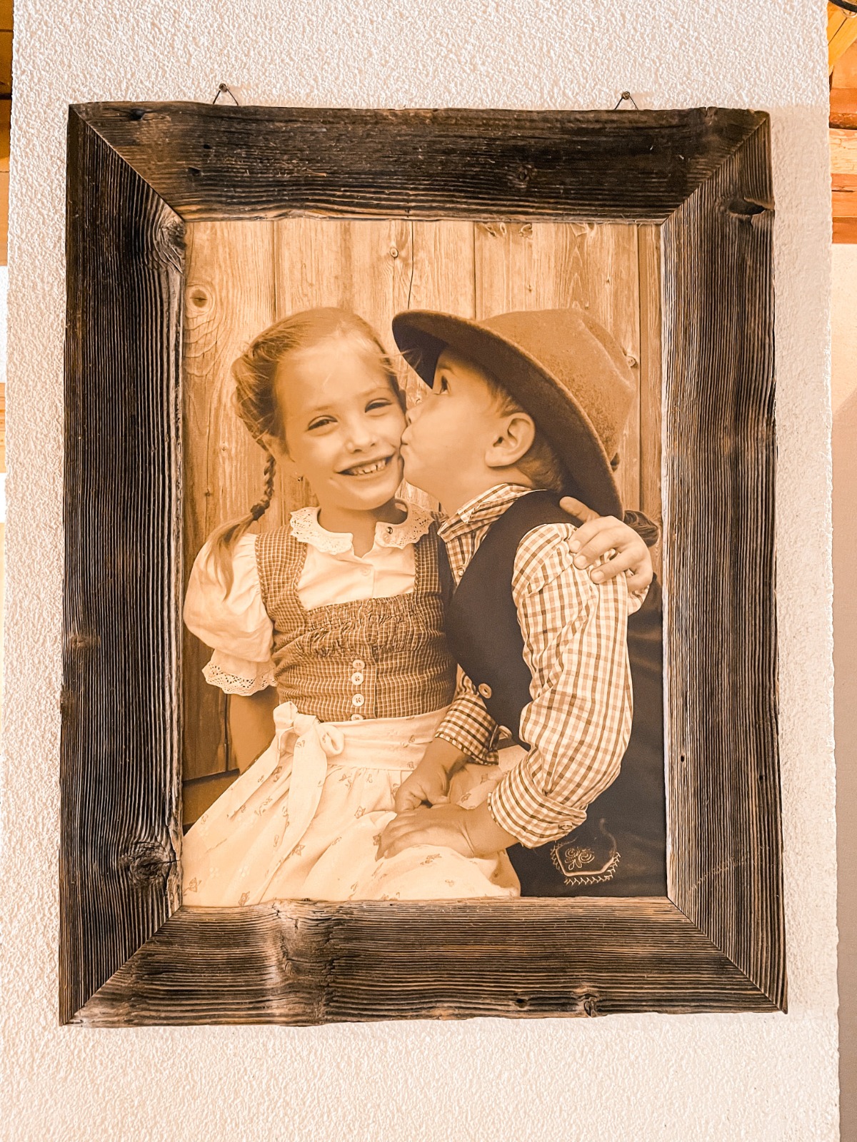Kinder in Tracht am BIO-Bauernhof Hatzbauer