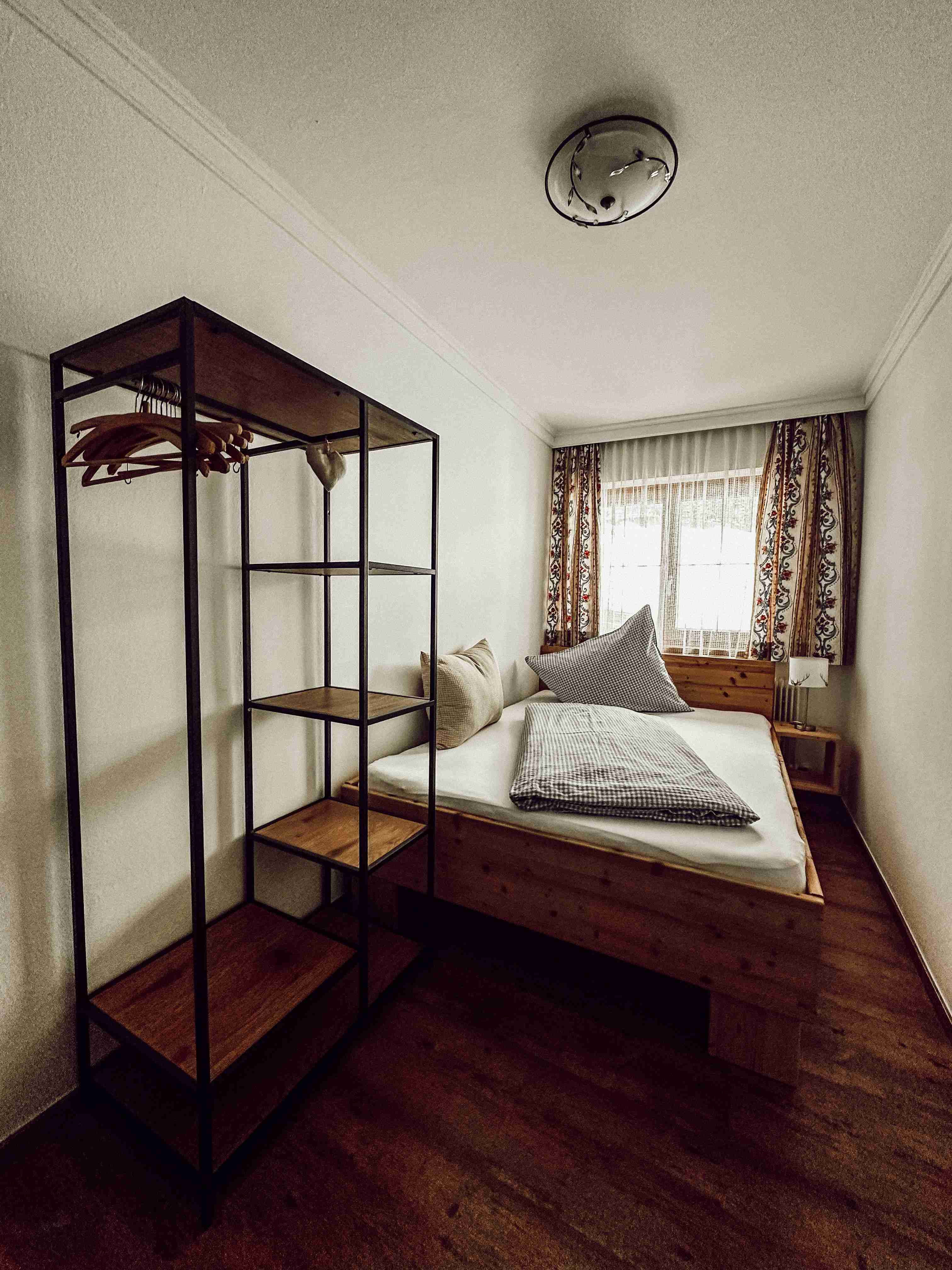 Einzelzimmer mit offenem Kleiderschrank am Hatzbauer