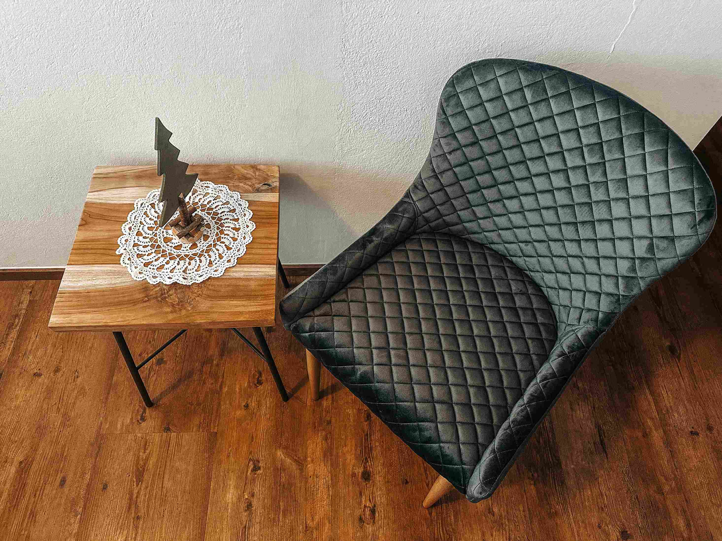 Sessel und Beistelltisch im Ferienzimmer am Hatzbauer
