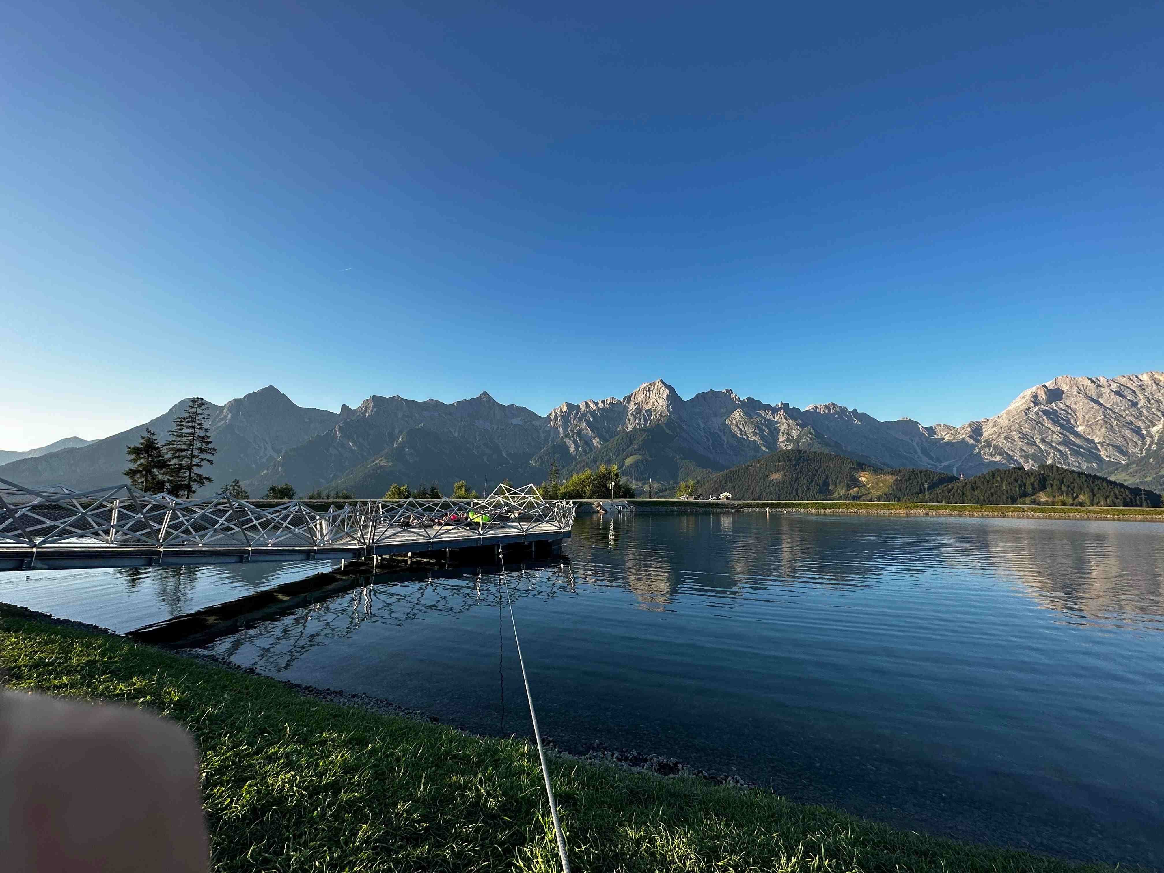 Bergsee mit Steg und Bergpanorama rund um Maria Alm