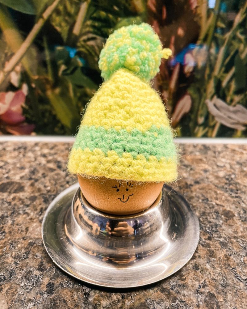 Frühstücksei mit gestrickter Eierhaube