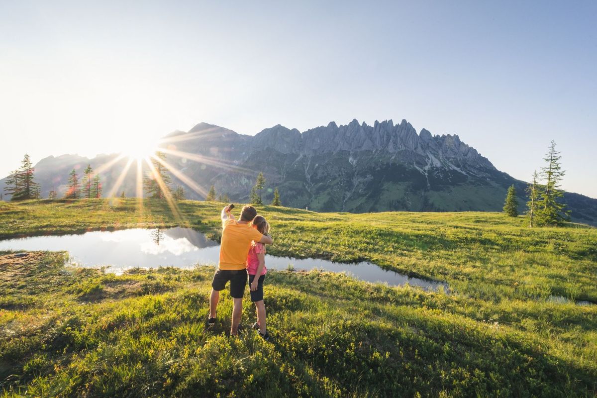 Paar beim Sonnenuntergang vor dem Hochkönigmassiv