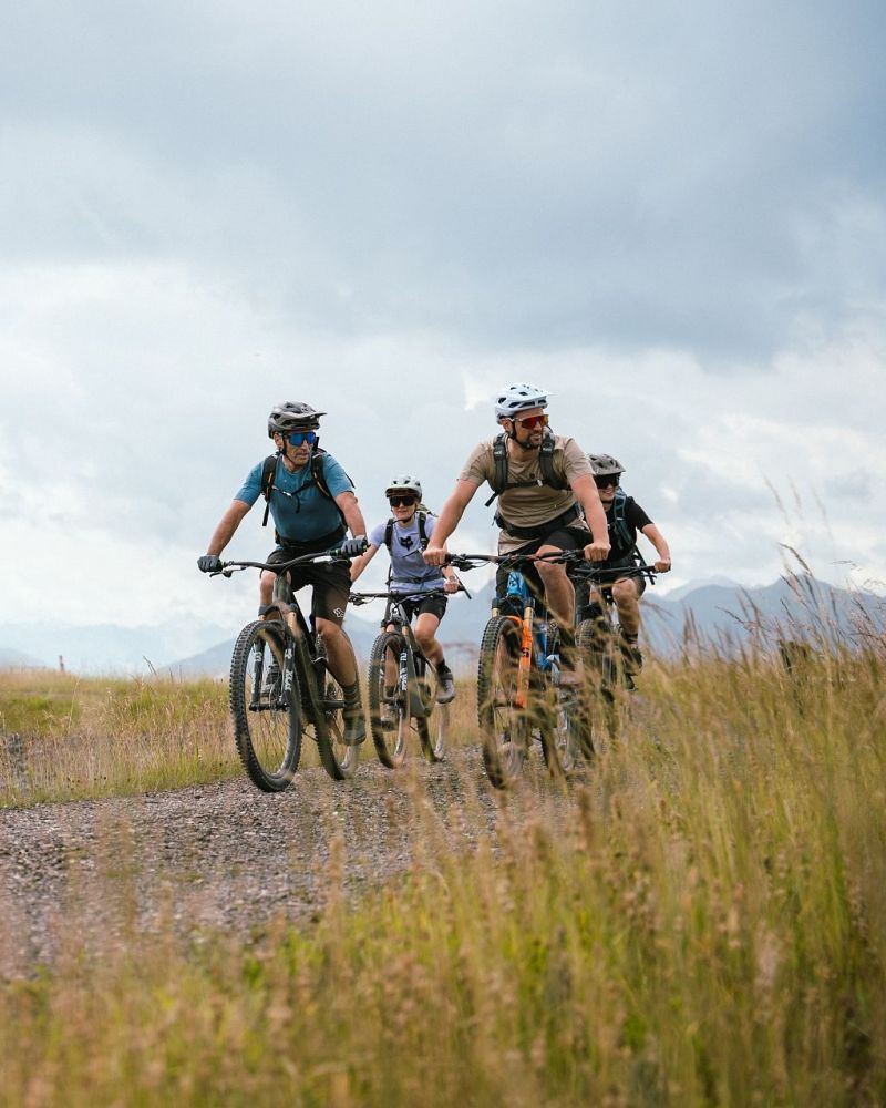 Mountainbike-Gruppe auf einem Schotterweg am Hochkönig