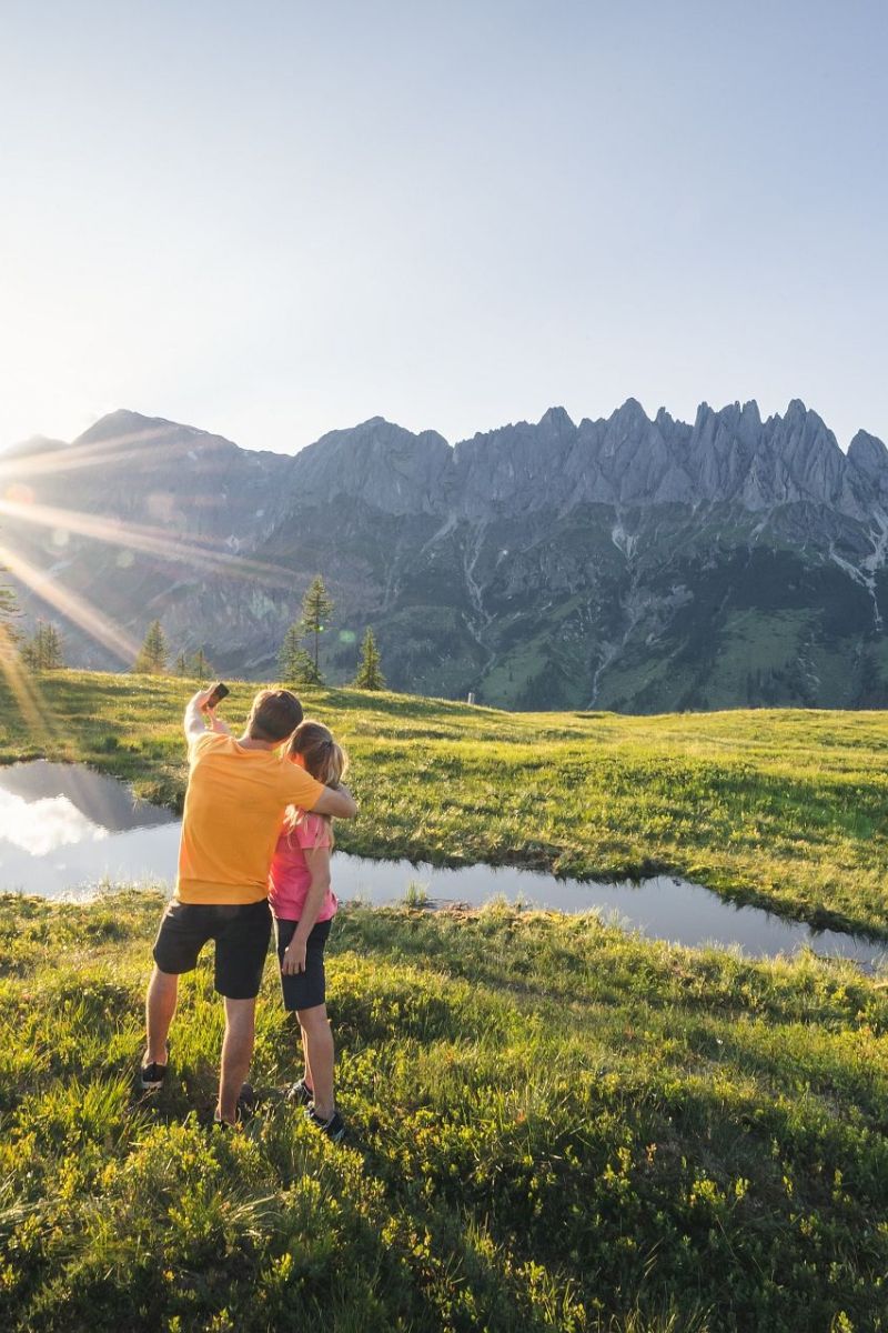 Paar beim Sonnenuntergang vor dem Hochkönigmassiv