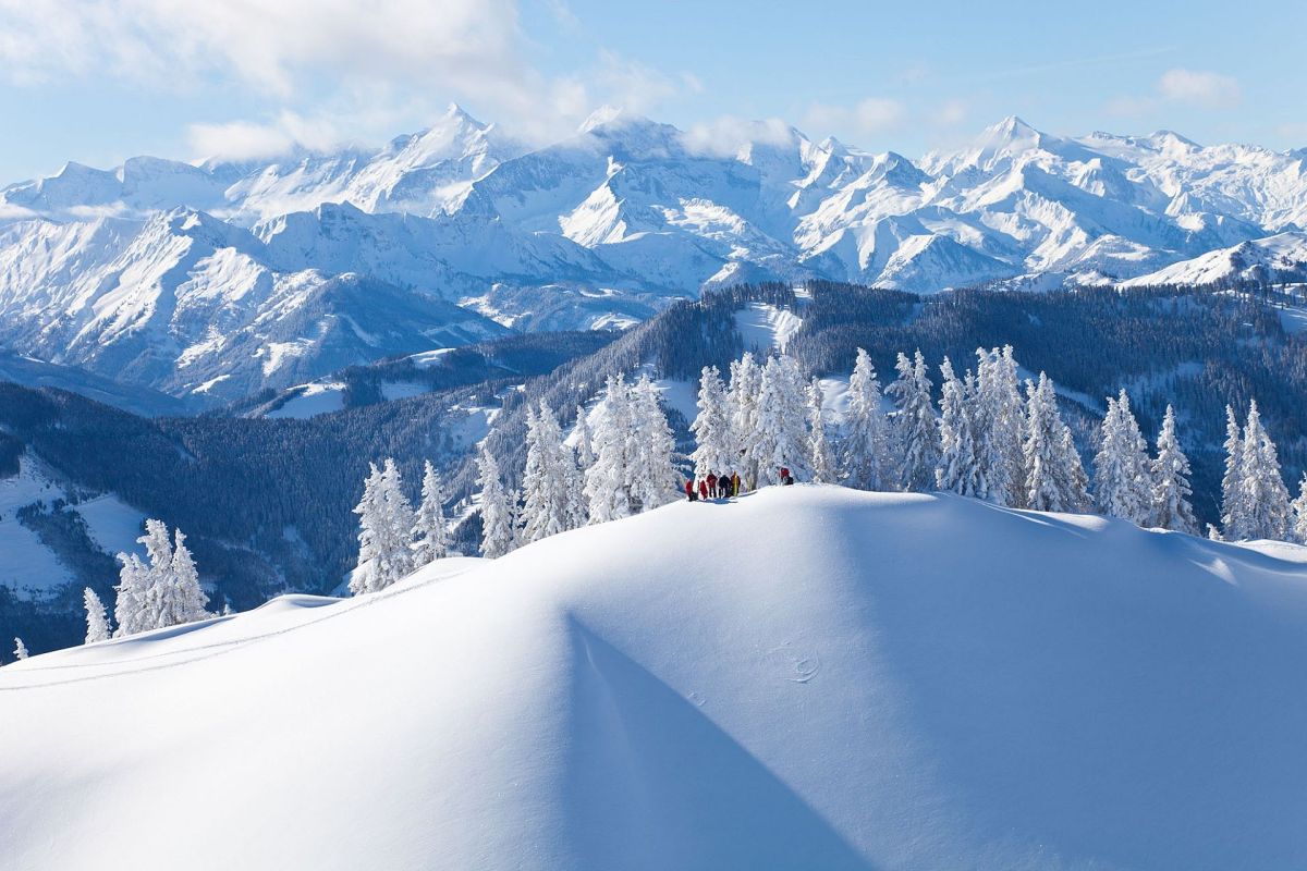 Winterpanorama der Region Hochkönig mit verschneiten Bergen