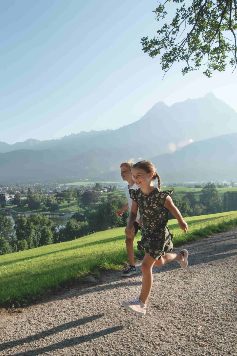 Kinder beim Spielen oberhalb des Ritzensees in Saalfelden