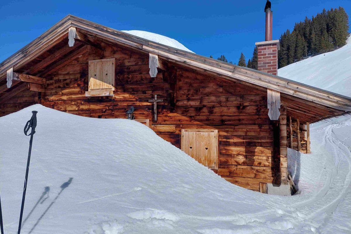 Hatzalm im tief verschneiten Winter