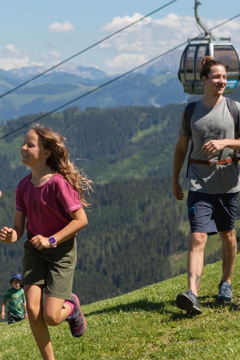 Familie beim Wandern nahe der Natrunbahn am Hochkönig