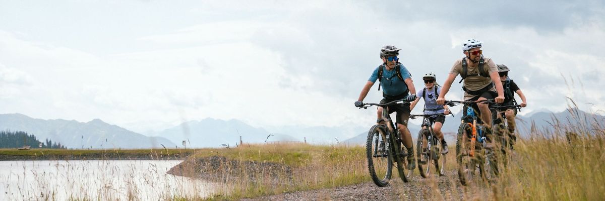 Mountainbike-Gruppe auf einem Schotterweg am Hochkönig