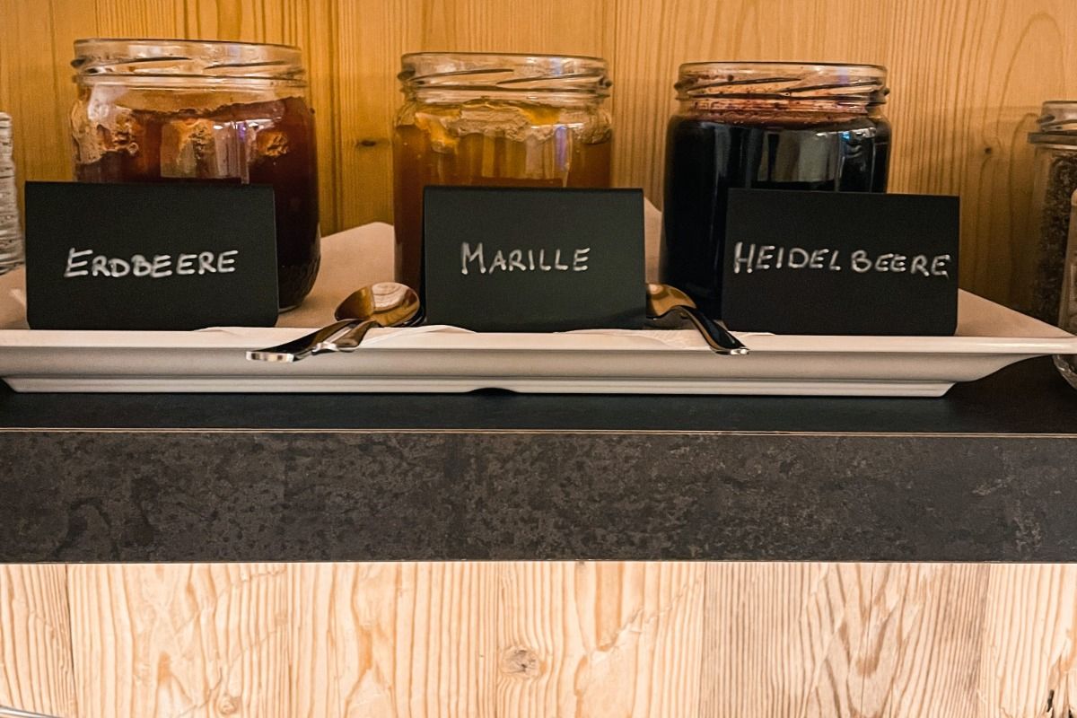 Hausgemachte Marmeladen beim Frühstück am Hatzbauer