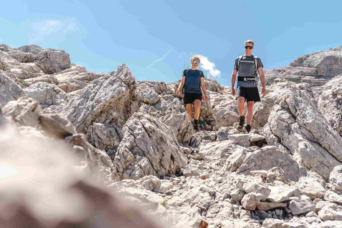 Wanderpaar im felsigen Steinernen Meer