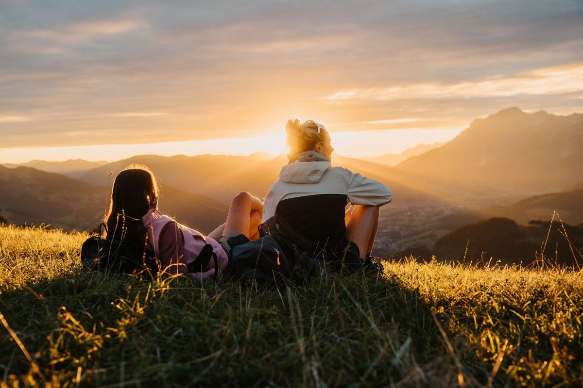 Wanderer beim Sonnenuntergang in den Bergen