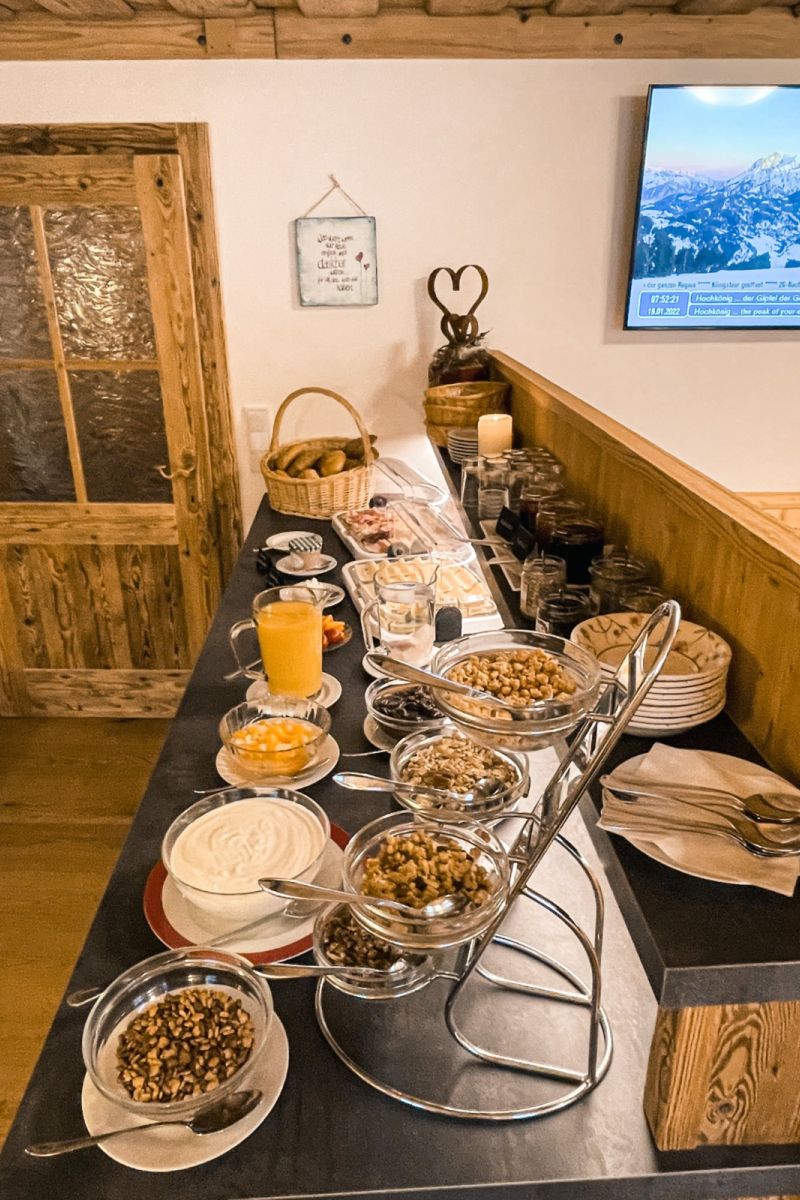 Frühstücksbuffet mit regionalen Produkten am Hatzbauer