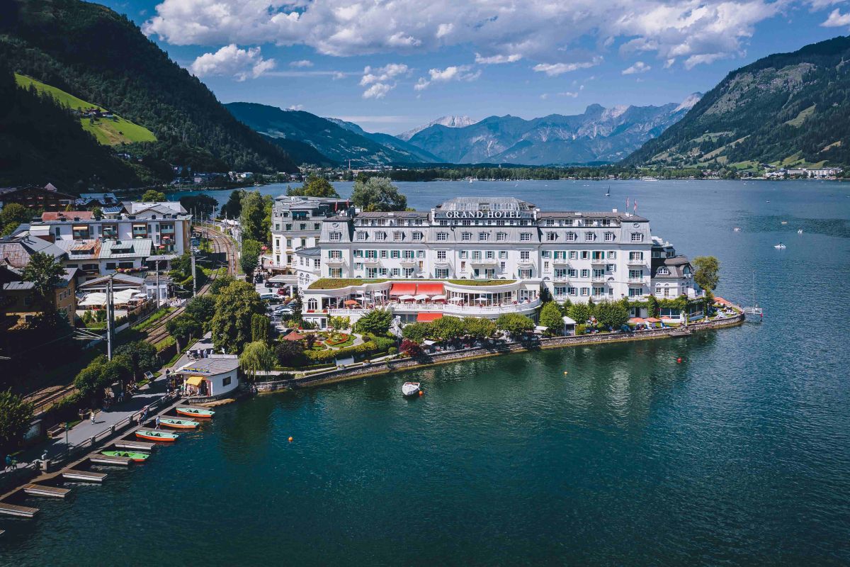 Zell am See mit Grand Hotel und Bergpanorama