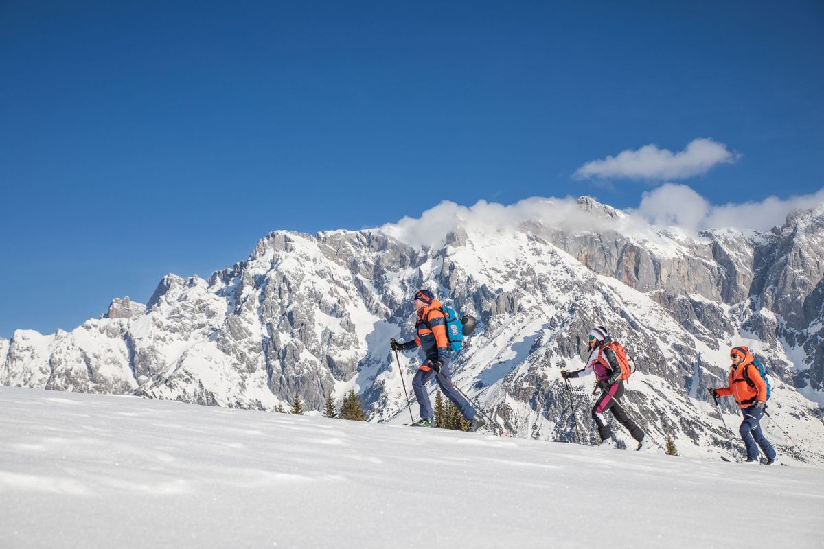 Skitourengruppe vor dem verschneiten Hochkönigmassiv