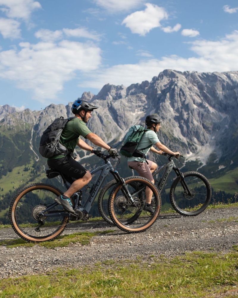 Paar mit E-Bikes vor dem Hochkönig-Panorama