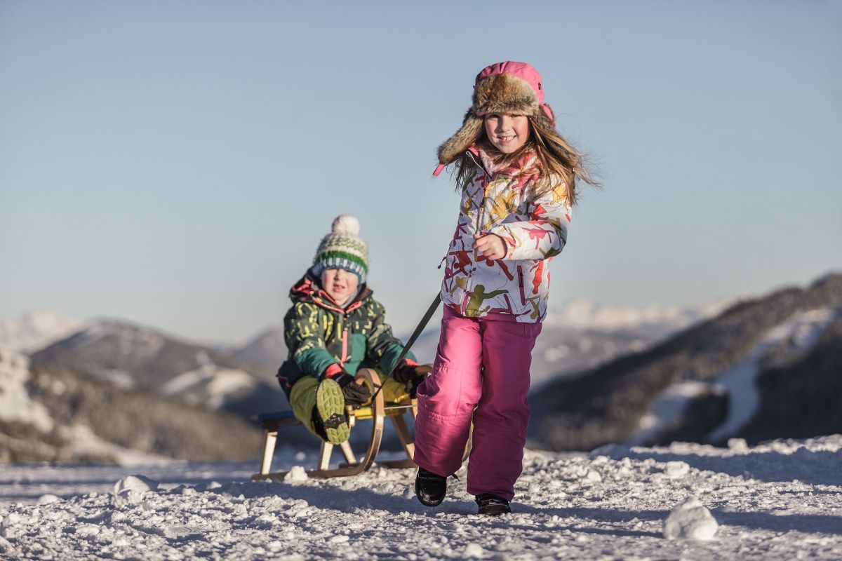 Kinder beim Rodeln in der Region Hochkönig