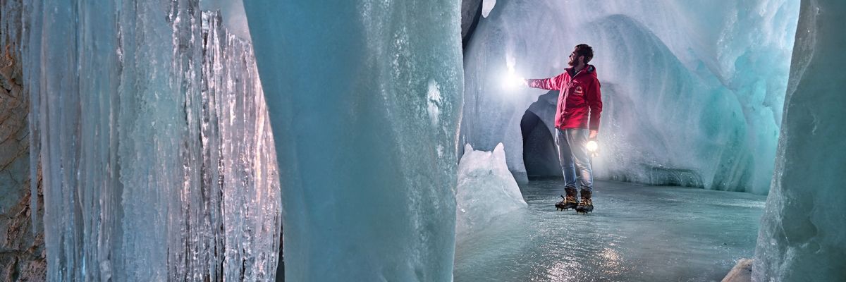 Besucher zwischen Eiswänden in der Eisriesenwelt Werfen