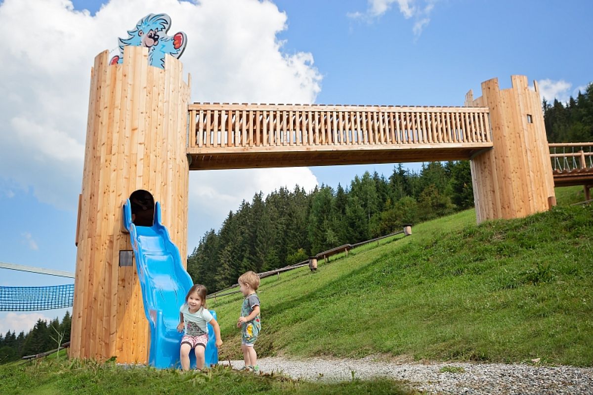 Kinder auf dem Schlossspielplatz am Hochkönig