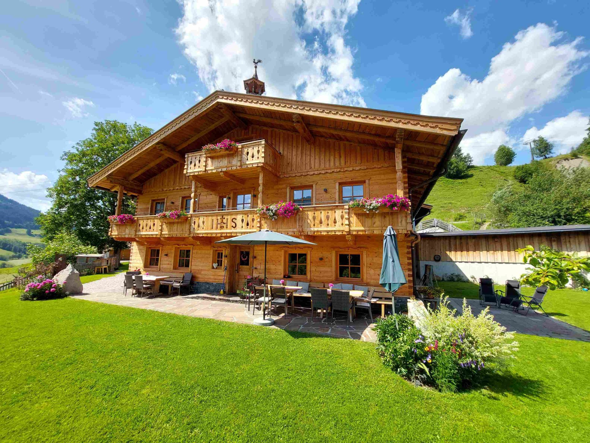 BIO-Bauernhof Hatzbauer mit Terrasse im Sommer