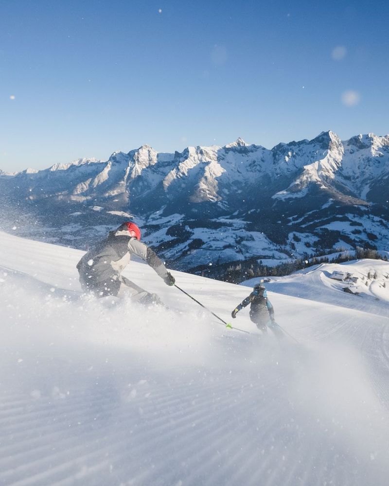 Zwei Skifahrer bei einer Abfahrt in der Region Hochkönig