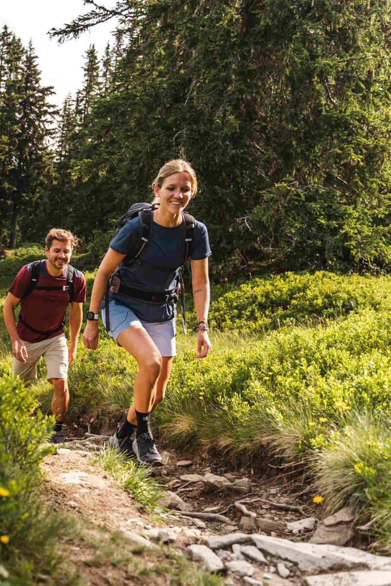 Wanderpaar auf einem Bergweg in der Region Hochkönig