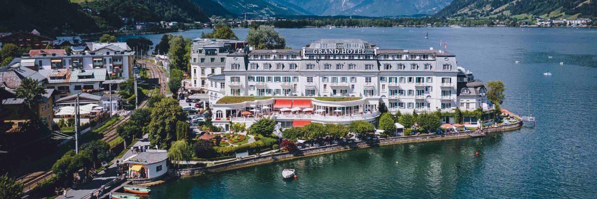 Zell am See mit Grand Hotel und Bergpanorama