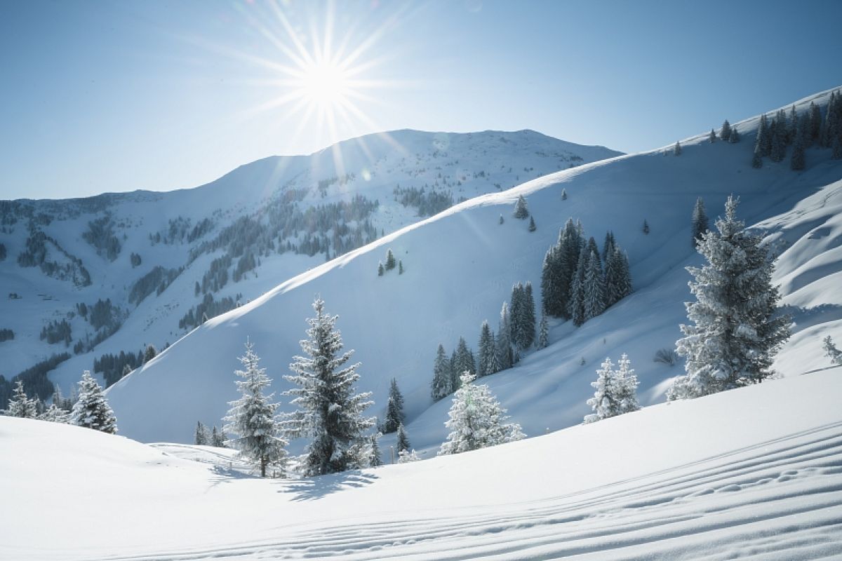 Sonnige verschneite Berglandschaft in der Region Hochkönig