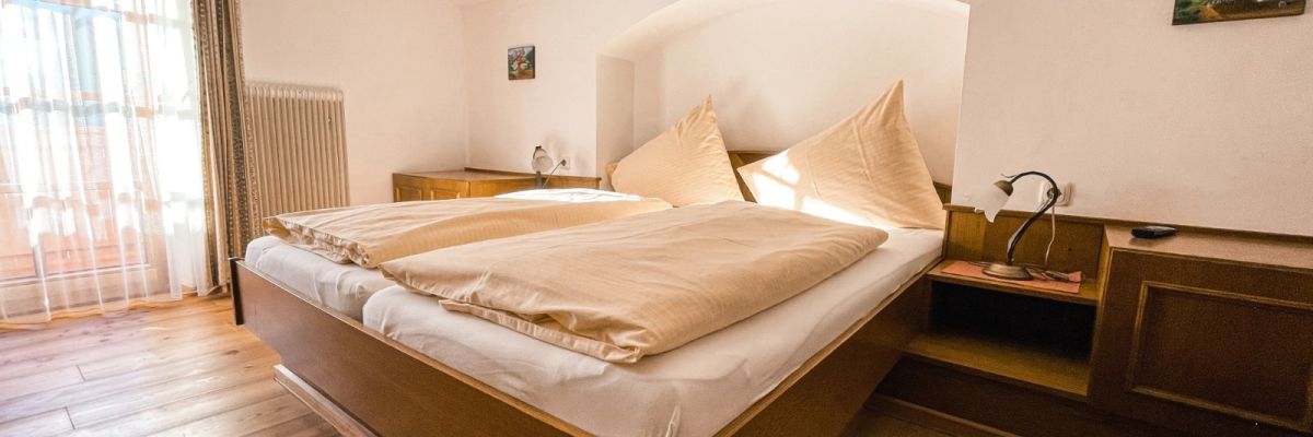 Geräumiges Doppelzimmer mit Holzboden am Hatzbauer