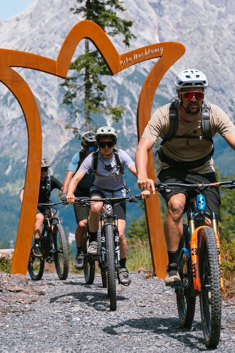 Familie beim Radfahren in der Region Hochkönig