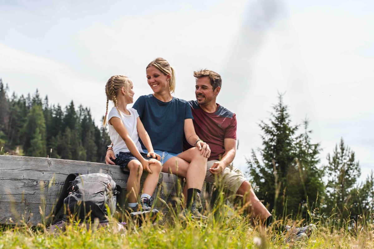 Familie bei einer Wanderpause in der Region Hochkönig