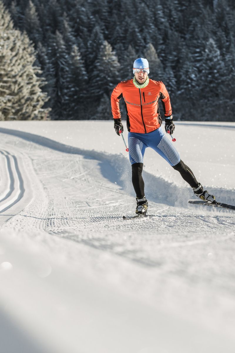 Langläufer beim Skating auf frisch präparierter Loipe
