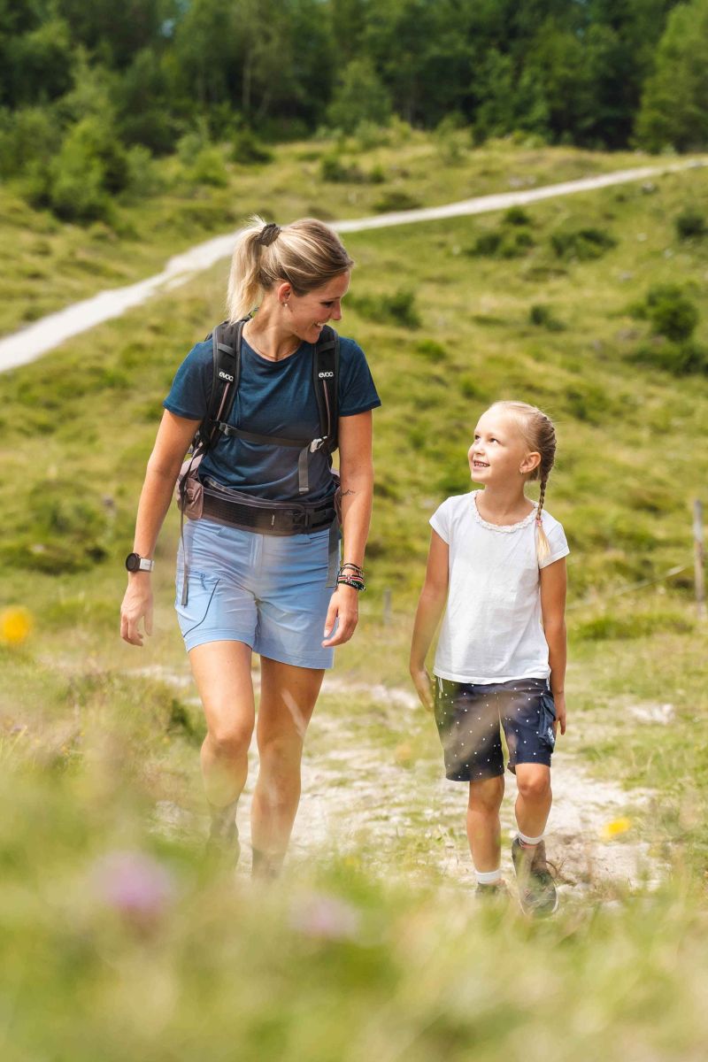 Familie beim Wandern in der Region Hochkönig