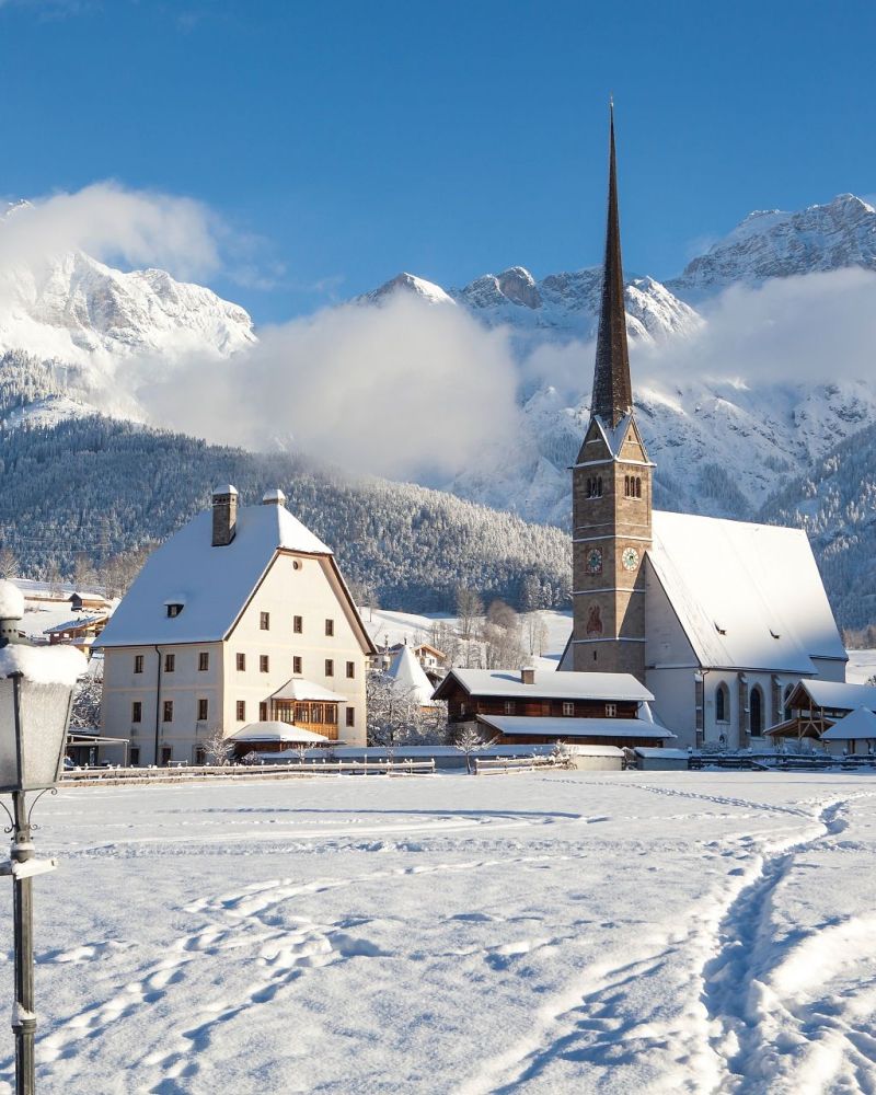 Pfarrkirche Maria Alm in verschneiter Winterlandschaft