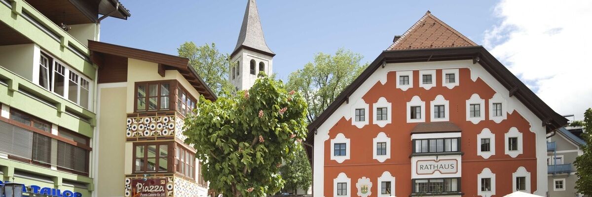 Rathaus und Einkaufsstraße im Zentrum von Saalfelden