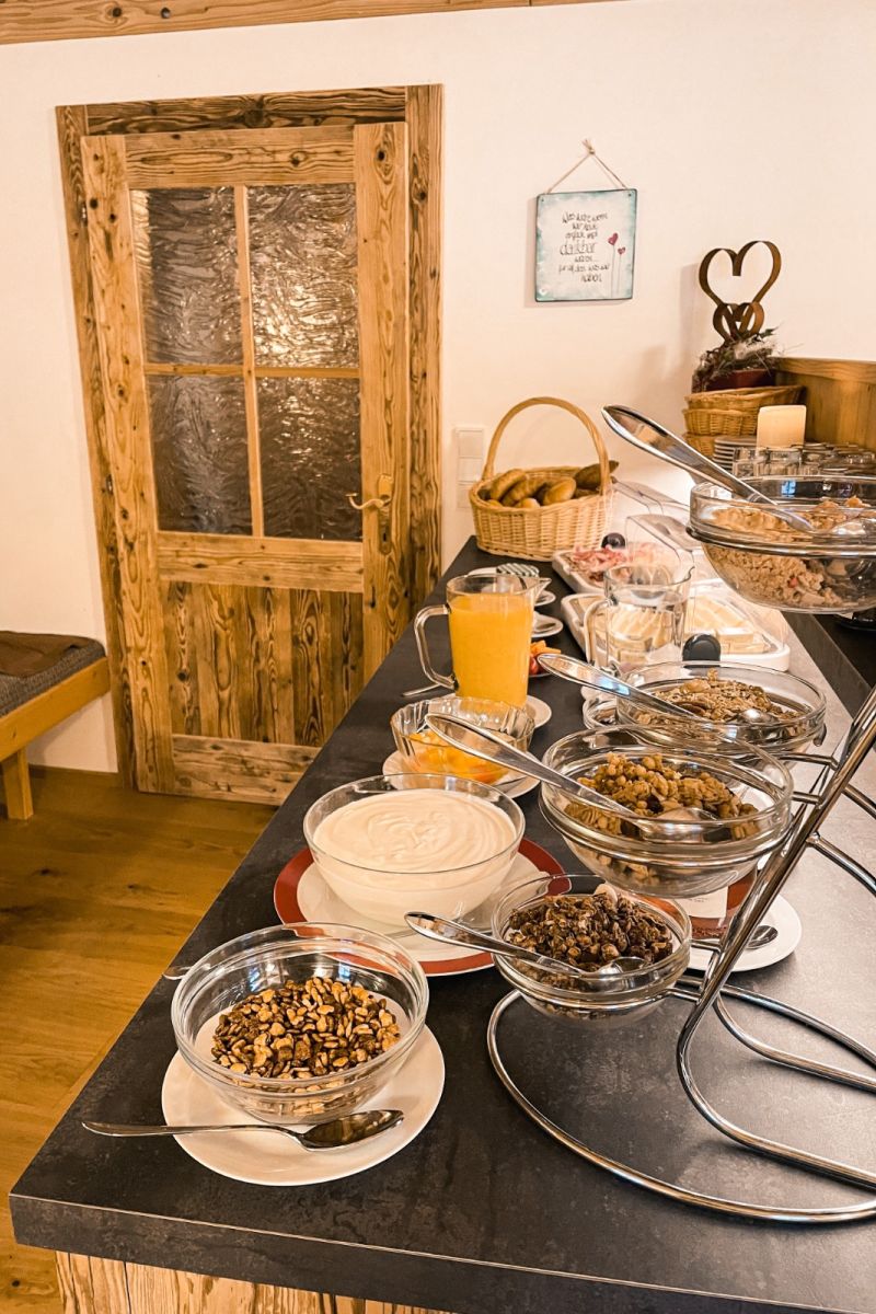 Frühstücksbuffet mit regionalen Produkten am Hatzbauer