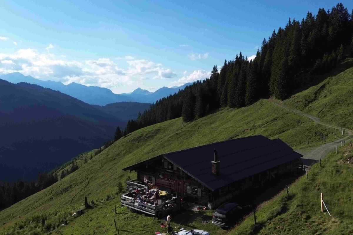 Hatzalm auf der Almwiese oberhalb von Maria Alm