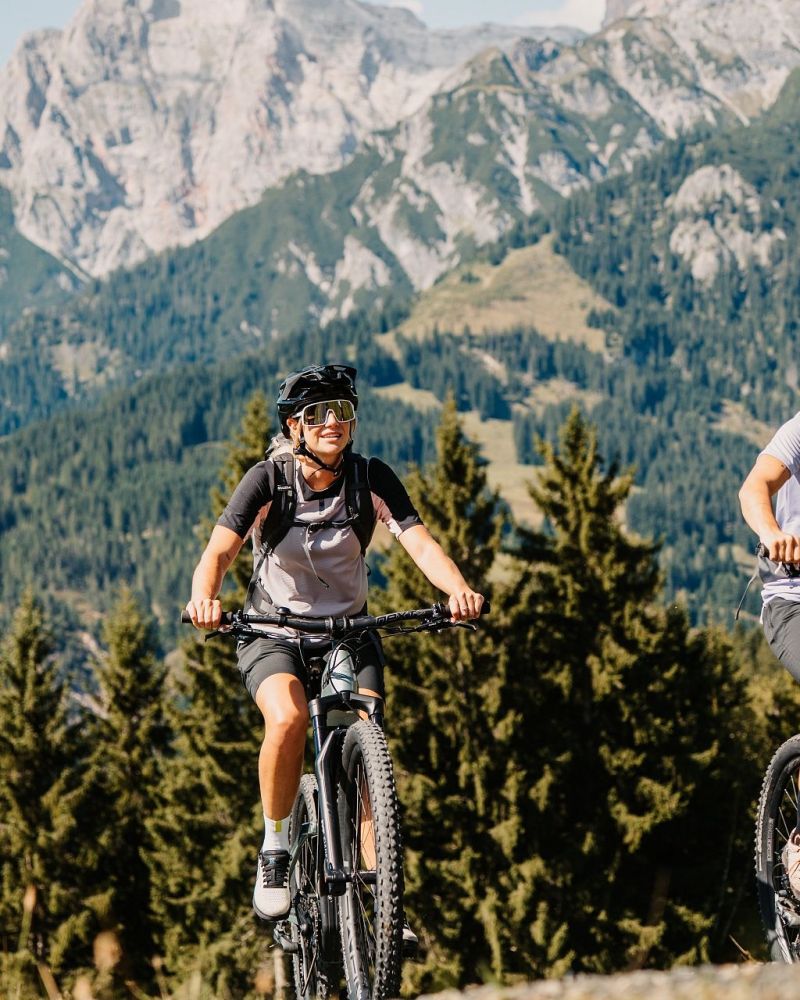 Mountainbikerin vor dem Hochkönigmassiv