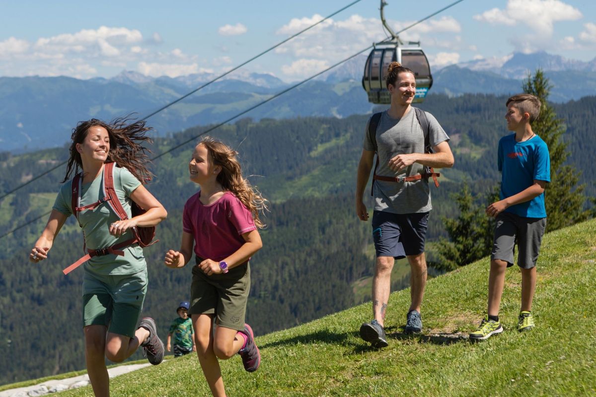 Familie beim Wandern nahe der Natrunbahn am Hochkönig
