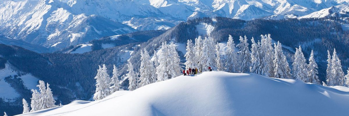 Winterpanorama der Region Hochkönig mit verschneiten Bergen