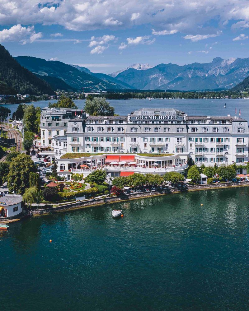 Zell am See mit Grand Hotel und Bergpanorama