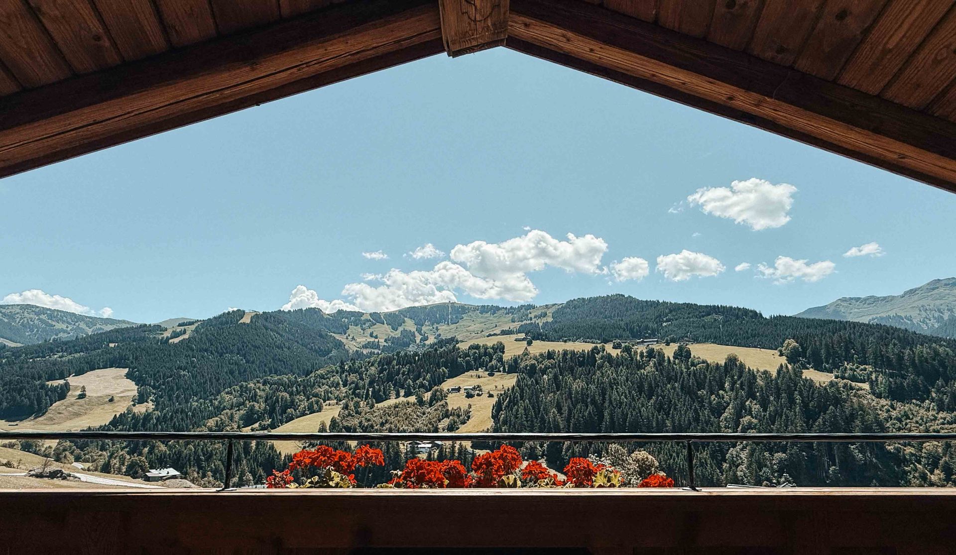 Ausblick vom Hatzbauer auf die Berglandschaft von Maria Alm