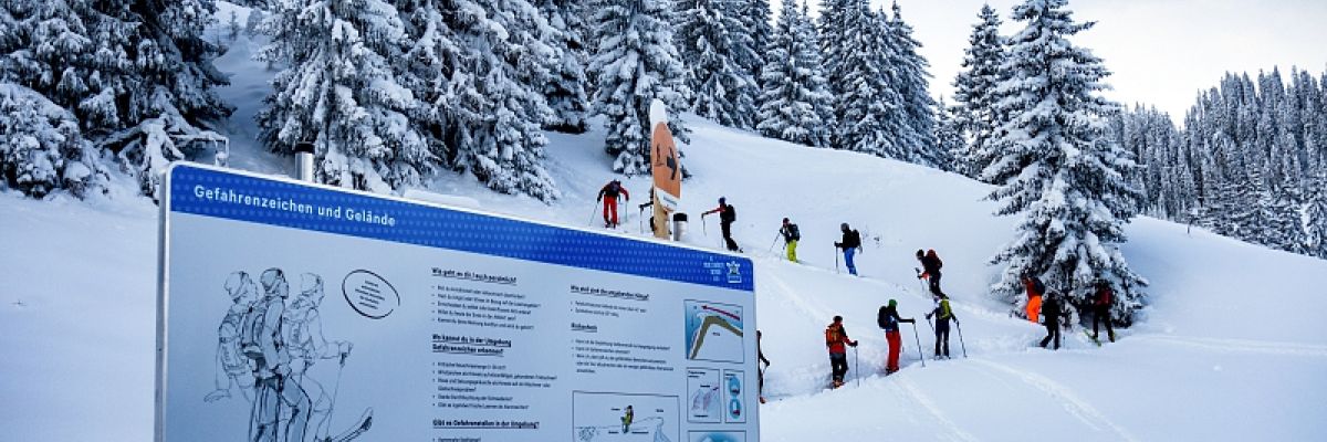 Skitourengeher am Skitourenlehrpfad in Dienten