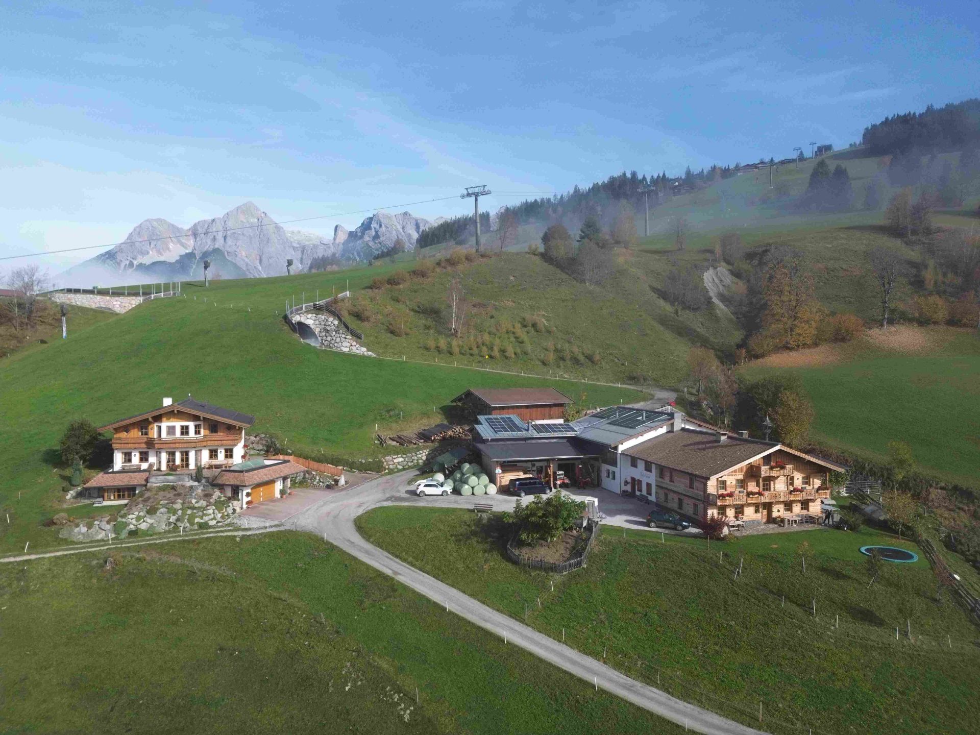 Luftaufnahme des BIO-Bauernhofs Hatzbauer in Maria Alm
